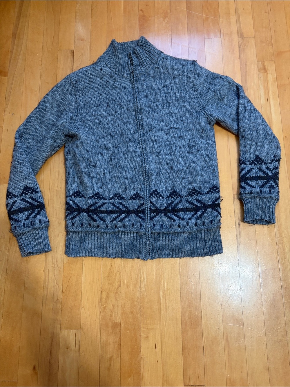 RW&CO. Gray Zip-Up Knit Sweater with Navy Geometric Trim